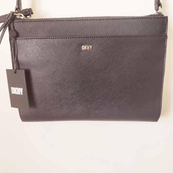 DKNY Crossbody lots of pockets - Picture 8 of 8
